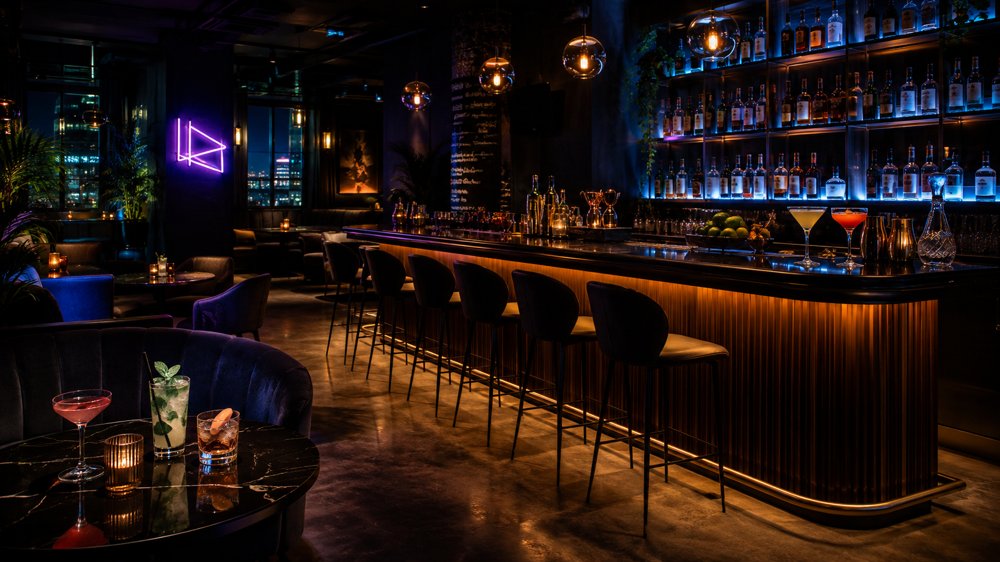 Ambiente de bar com balcão e bebidas em Alvorada de Minas